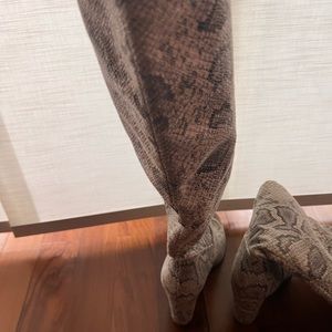 In great condition. No zippers. Make an offer